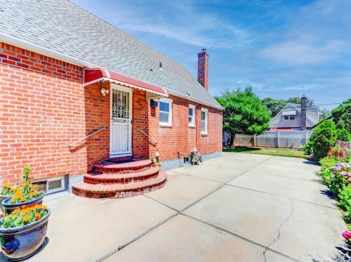 86-33 Winchester Blvd, Jamaica NY  11426-2100 exterior