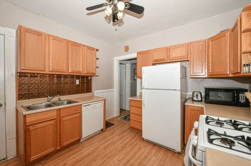 2565 Oakland Ave, Milwaukee WI 53211-3931 exterior