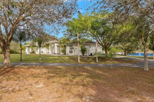 4135 62nd Ave, Naples FL  34120-2735 exterior