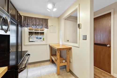 50 Rising Trail Dr, Middletown, CT 06457-1671