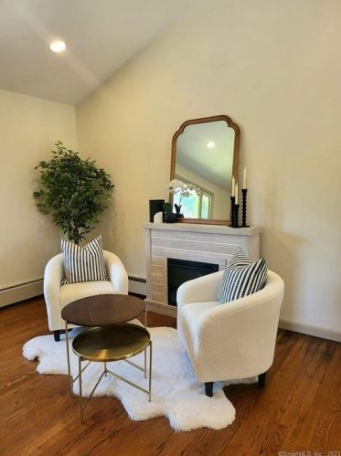 13 Clinton Hill Rd, Waterbury CT  06716-1010 exterior