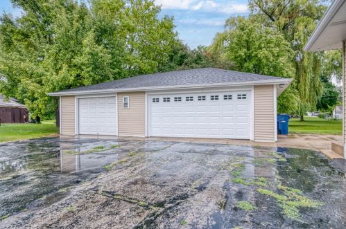 7839 Bradley Rd, Milwaukee, WI 53223-3227