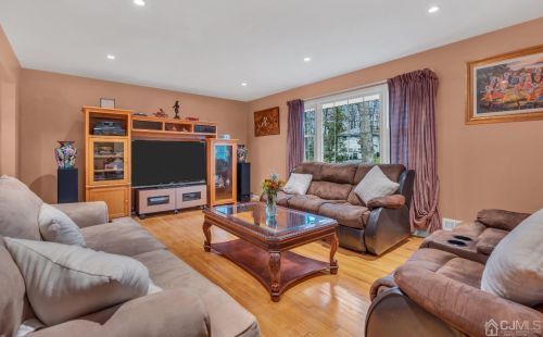 4 Plymouth Ln, East Brunswick NJ  08816-3321 exterior