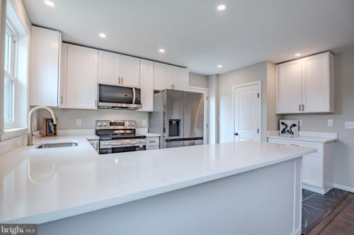 609 8th St, Wilmington, DE 19801-4212