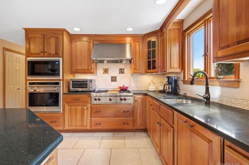 10 Wedgewood Ln, Wapping CT 06074-1580 exterior