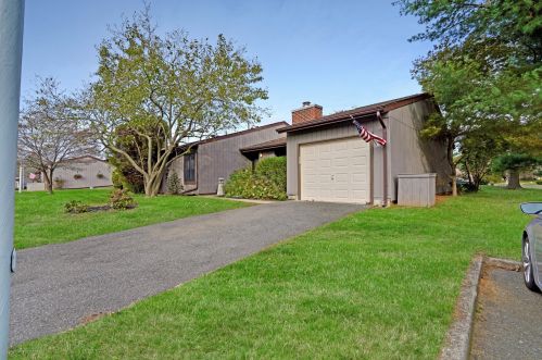 10 Concord Ct, Tinton Falls, NJ 07701-5414