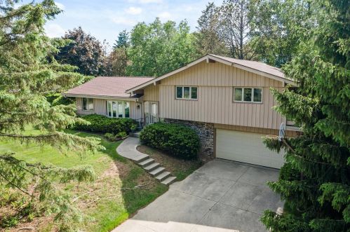12625 Yvonne Dr, Thiensville, WI 53092-2327