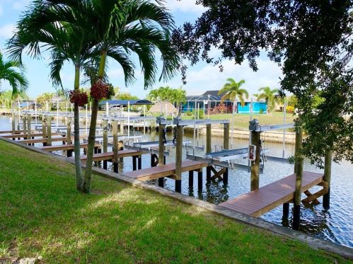 909 47th Ter, Cape Coral FL  33904-9000 exterior