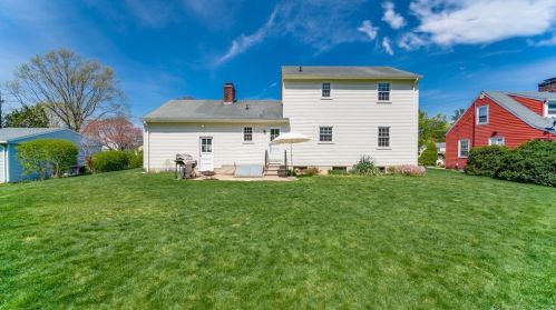 15 Sunset Rd, North Haven, CT 06473-2940