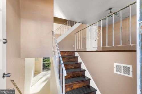 860 Hilton Dr, Lancaster, PA 17603-5836