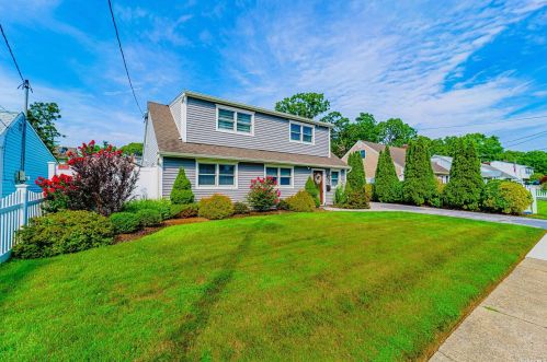 47 Emerson Ave, Copiague, NY 11726-3728