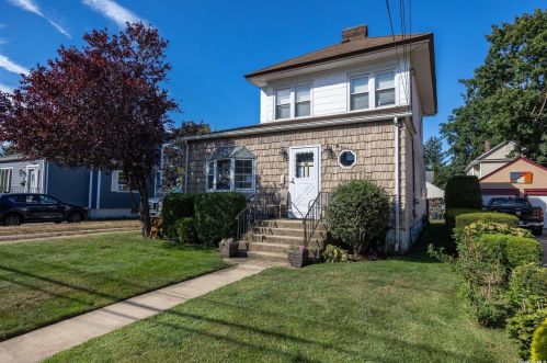 30 Maple Ave, Floral Park, NY 11001-2511