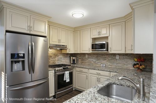 458 Center Ave, Middletown NJ  07748-5369 exterior