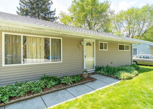 301 8th St, Hobart, IN 46342-5124