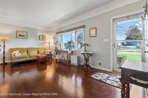 13 Lloyd Ave, West Long Branch, NJ 07764-1130