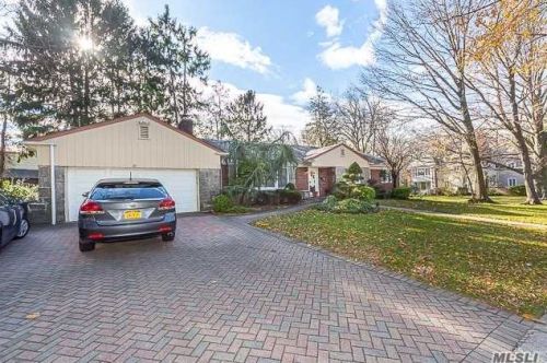 28 Surrey Rd, Great Neck, NY 11020-1728