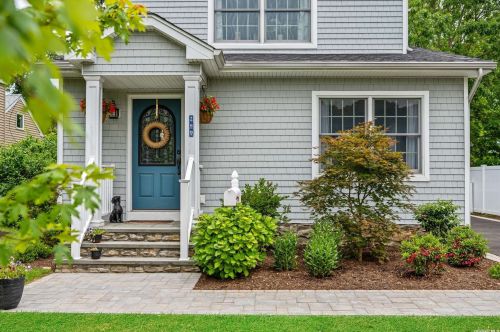 289 Fairview Ave, Bay Port, NY 11705-2231