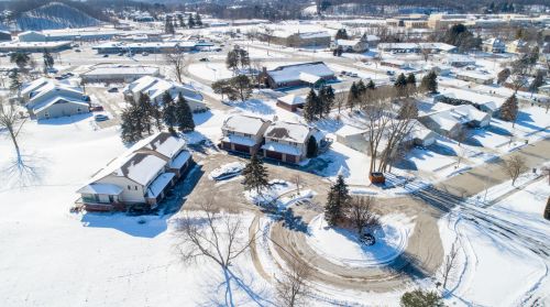 331 Scenic Ct, Slinger WI 53086-9691 exterior