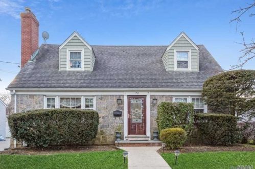 72 Elm Ave, Floral Park, NY 11001-2438