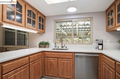 5 Castlewood Dr, West Pittsburg, CA 94565-5739