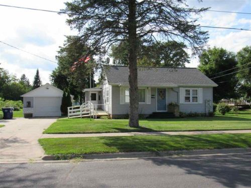 240 John St, Iola, WI 54945-9630