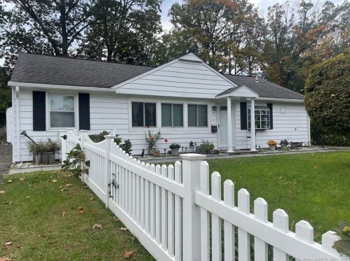 28 Hearthstone Ct, Stamford CT  06902-4307 exterior
