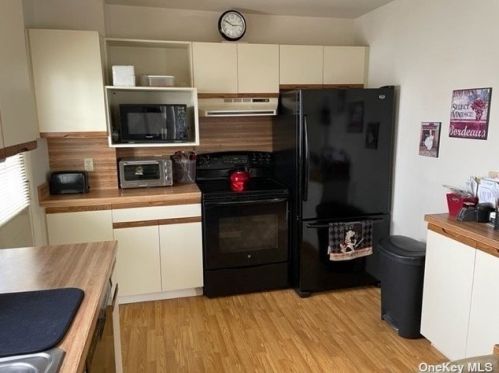 214 44th St, North Lindenhurst NY  11757-2052 exterior