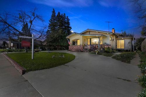 1051 Robert Ave, Ripon, CA 95366-2572