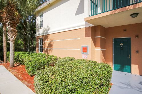 1102 Myrtlewood Cir, West Palm Beach, FL 33418-6710