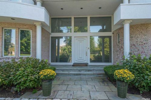 7 Pinetree Ln, Westbury, NY 11568-1117