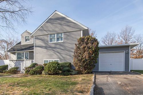 114 Fordham Rd, Hicksville, NY 11801-6018