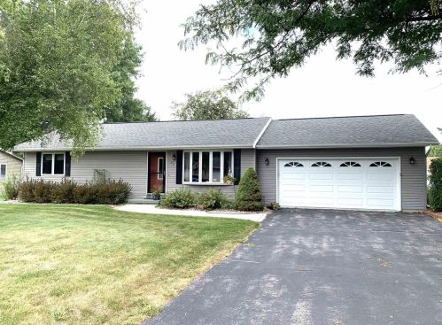 129 Niehoff Dr, Fall River, WI 53932-9500