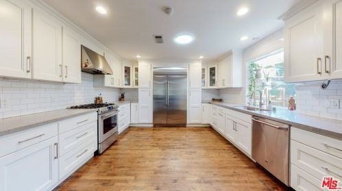 4504 Lennox Ave, Van Nuys CA 91405-4747 exterior