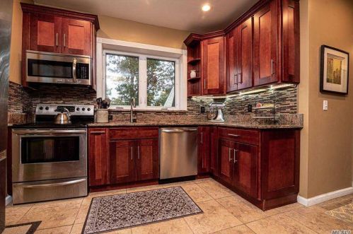 943 Grundy Ave, Holbrook, NY 11741-2620