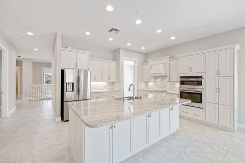 7805 Hawthorne Dr, Naples, FL 34113-3092