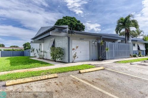 2327 37 Ave, Hollywood FL 33021-3626 exterior