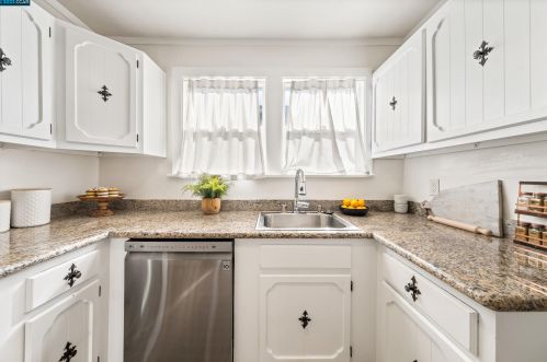 7426 Holly St, Oakland CA  94621-2834 exterior