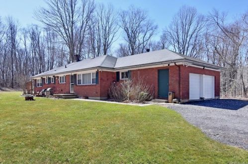 129 Park View Rd, Scotts Corners, NY 10576-1213