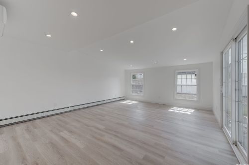 27 Walnut Ln, Hicksville NY  11801-5737 exterior