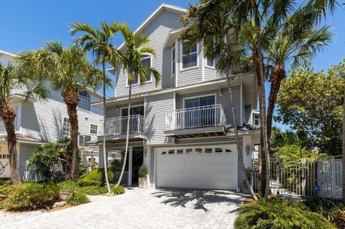 8415 Bayshore Dr, Saint Petersburg, FL 33706-3413