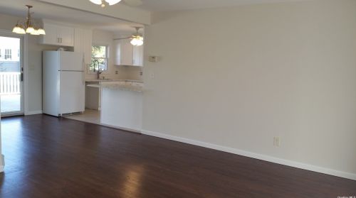 4 Oxford Ln, Bethpage NY  11714-1011 exterior