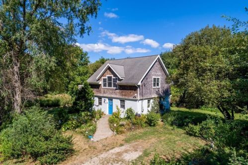 48 Peckham Ln, Tiverton, RI 02878-4108