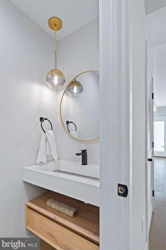 1733 Independence Ave, Washington DC  20003-1637 exterior