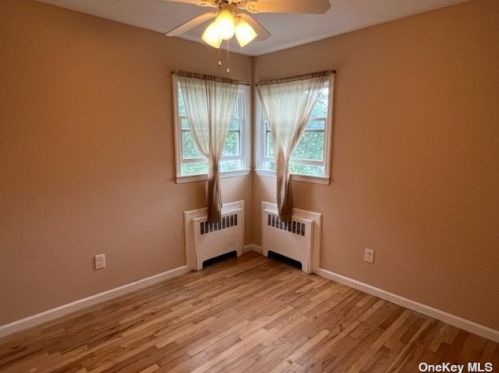 80 Doges Promenade, North Lindenhurst NY  11757-6408 exterior