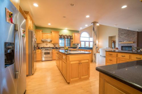 7636 Fairway Ln, West Bend, WI 53090-8221
