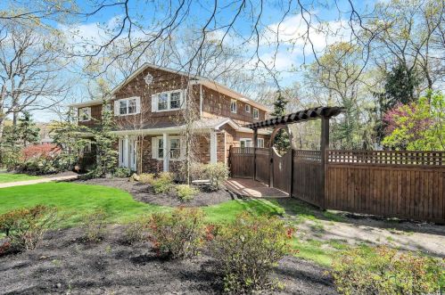 1 Country Squire Ct, Huntington Station, NY 11746-5307