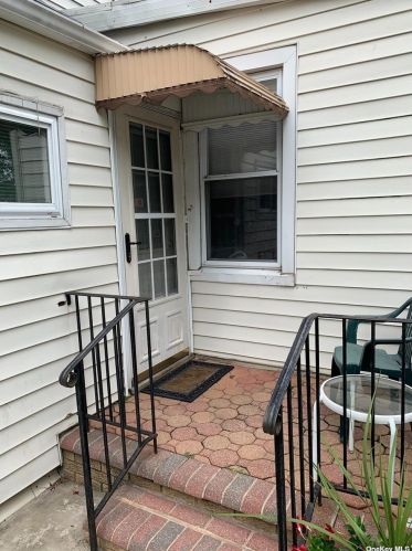 20 Holland Ave, Floral Park NY  11001-1506 exterior