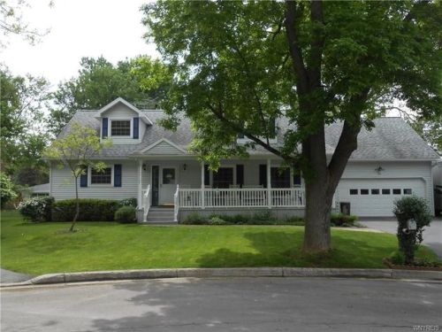22 Pickthorn Dr, Batavia, NY 14020-1412