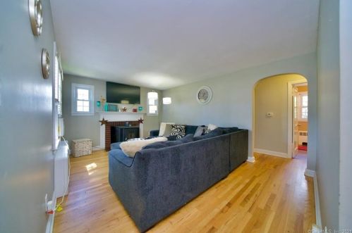33 Oleary Dr, Manchester, CT 06040-2611