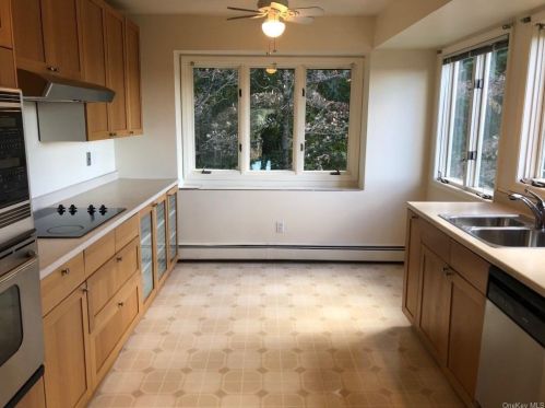 1302 Eagle Bay Dr, Crotonville, NY 10562-2373